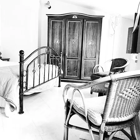 B &b - Un Piccolo Hotel- Con Bagno Privato-parcheggio Interno Per Moto E Bici -energetic Breakfast Extra B&B 3*