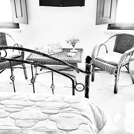 B &b - Un Piccolo Hotel- Con Bagno Privato-parcheggio Interno Per Moto E Bici -energetic Breakfast Extra Bed & Breakfast 3*