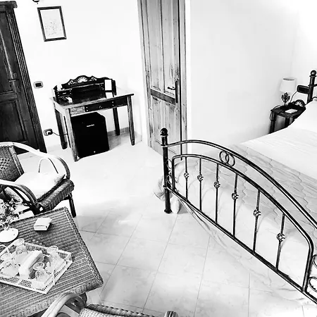 B &b - Un Piccolo Hotel- Con Bagno Privato-parcheggio Interno Per Moto E Bici -energetic Breakfast Extra Bed & Breakfast 3*