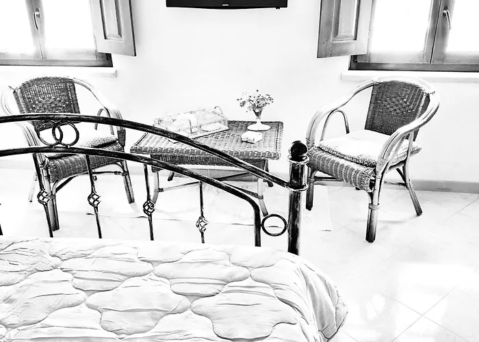 B &b - Un Piccolo Hotel- Con Bagno Privato-parcheggio Interno Per Moto E Bici -energetic Breakfast Extra Отель типа 
