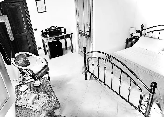 B &b - Un Piccolo Hotel- Con Bagno Privato-parcheggio Interno Per Moto E Bici -energetic Breakfast Extra Отель типа 